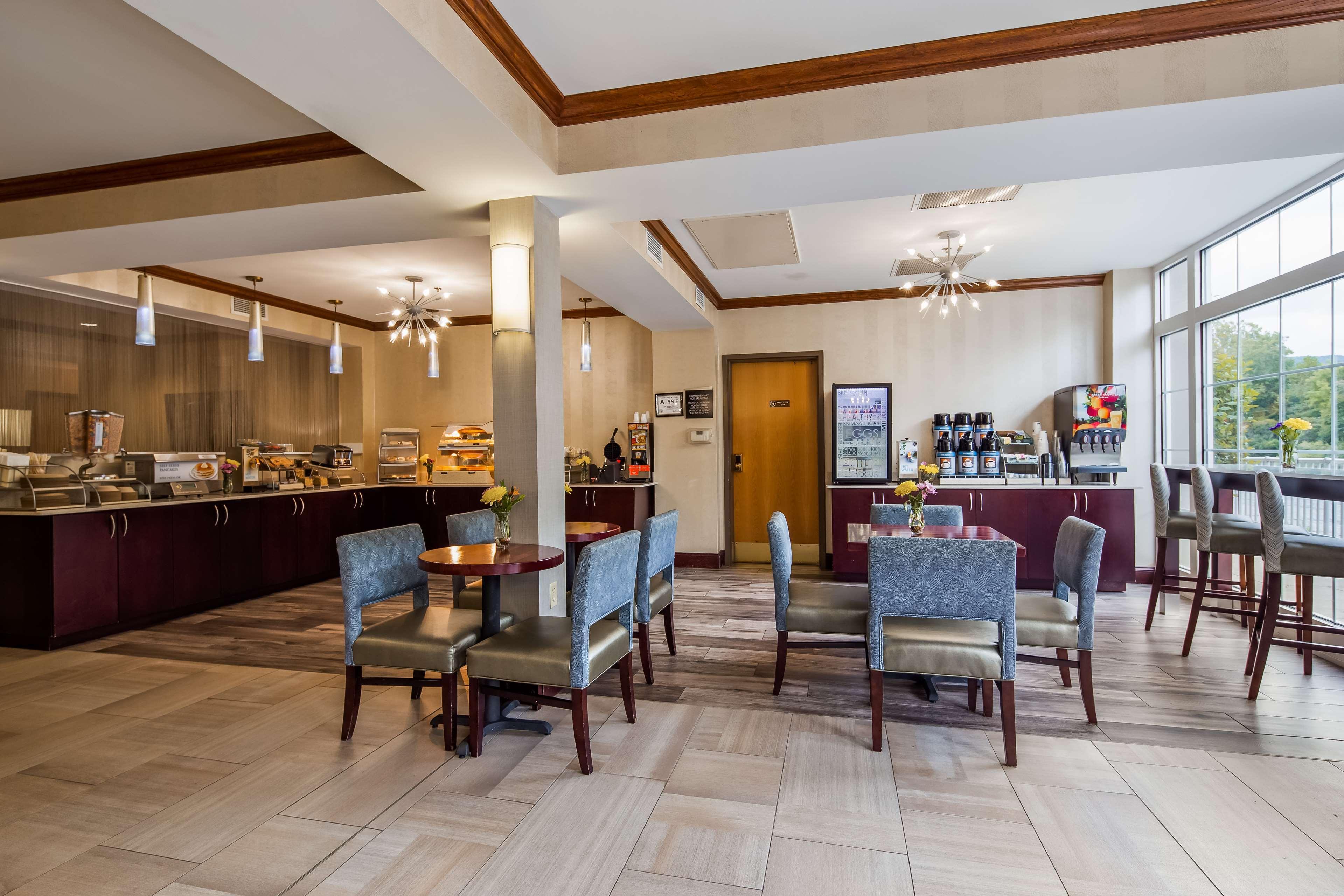 Western River Escape Sylva / Hotel