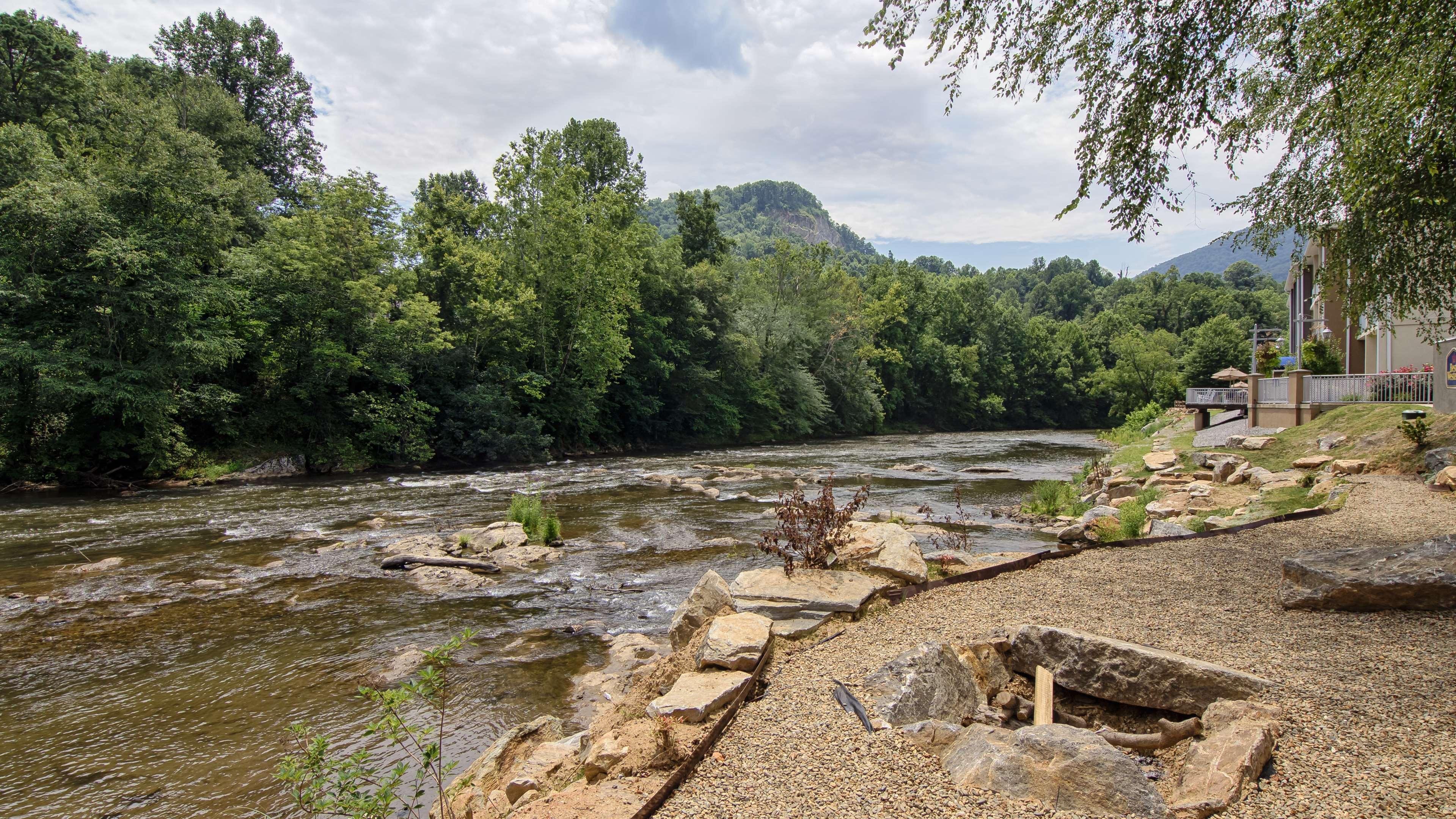 Western River Escape Sylva / Hotel 3*