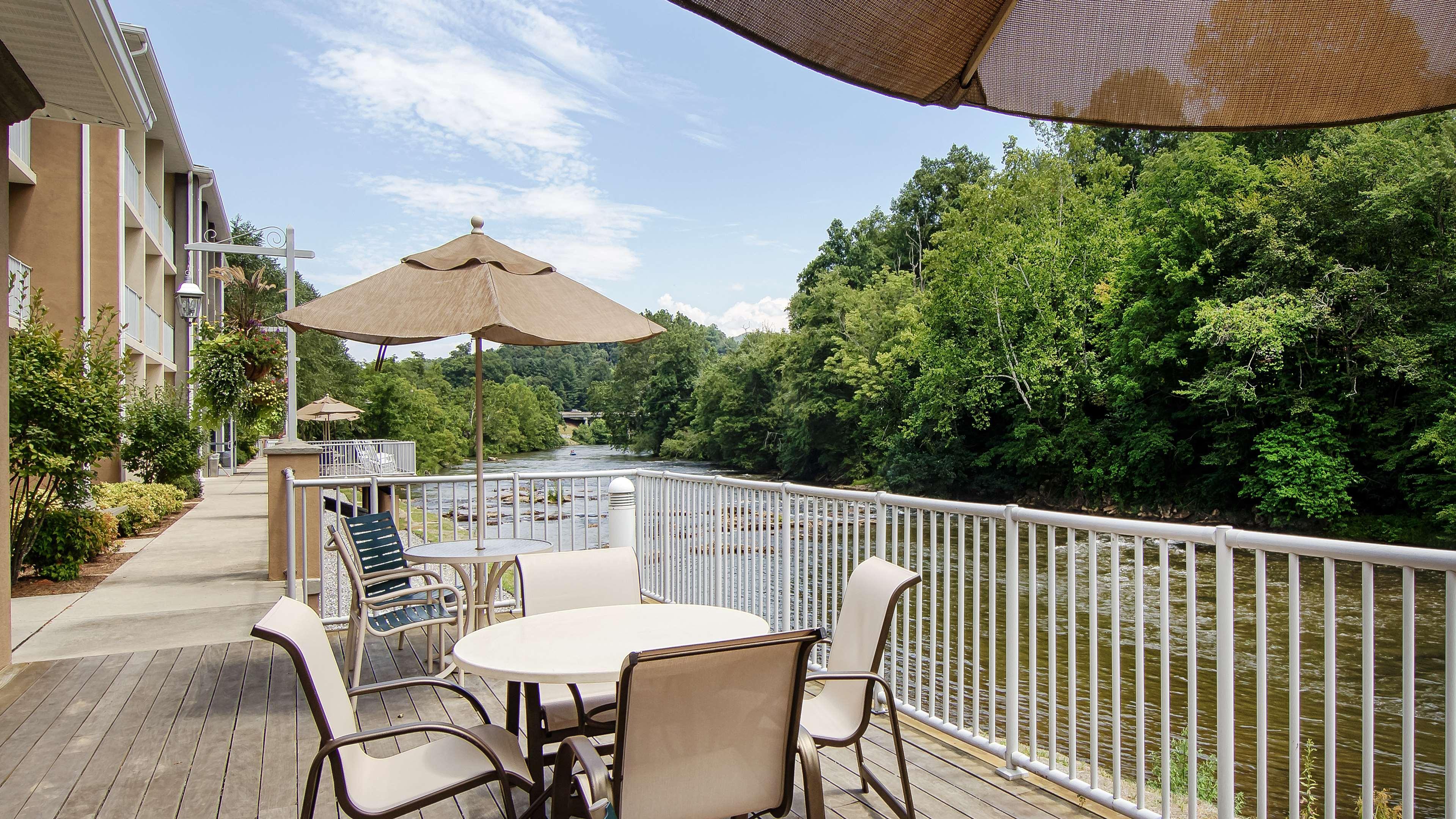 Western River Escape Sylva / Hotel