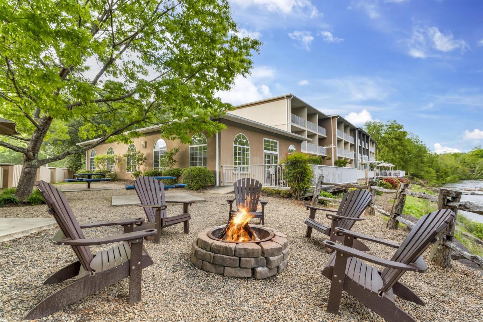 Western River Escape Sylva / Hotel Dillsboro