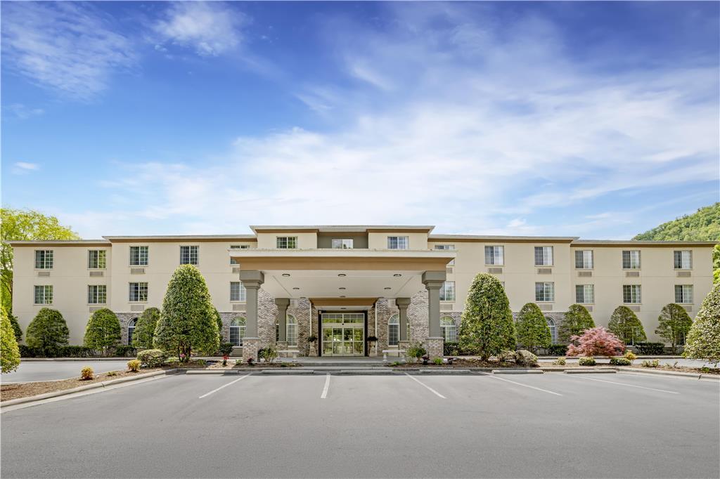Western River Escape Sylva / Hotel