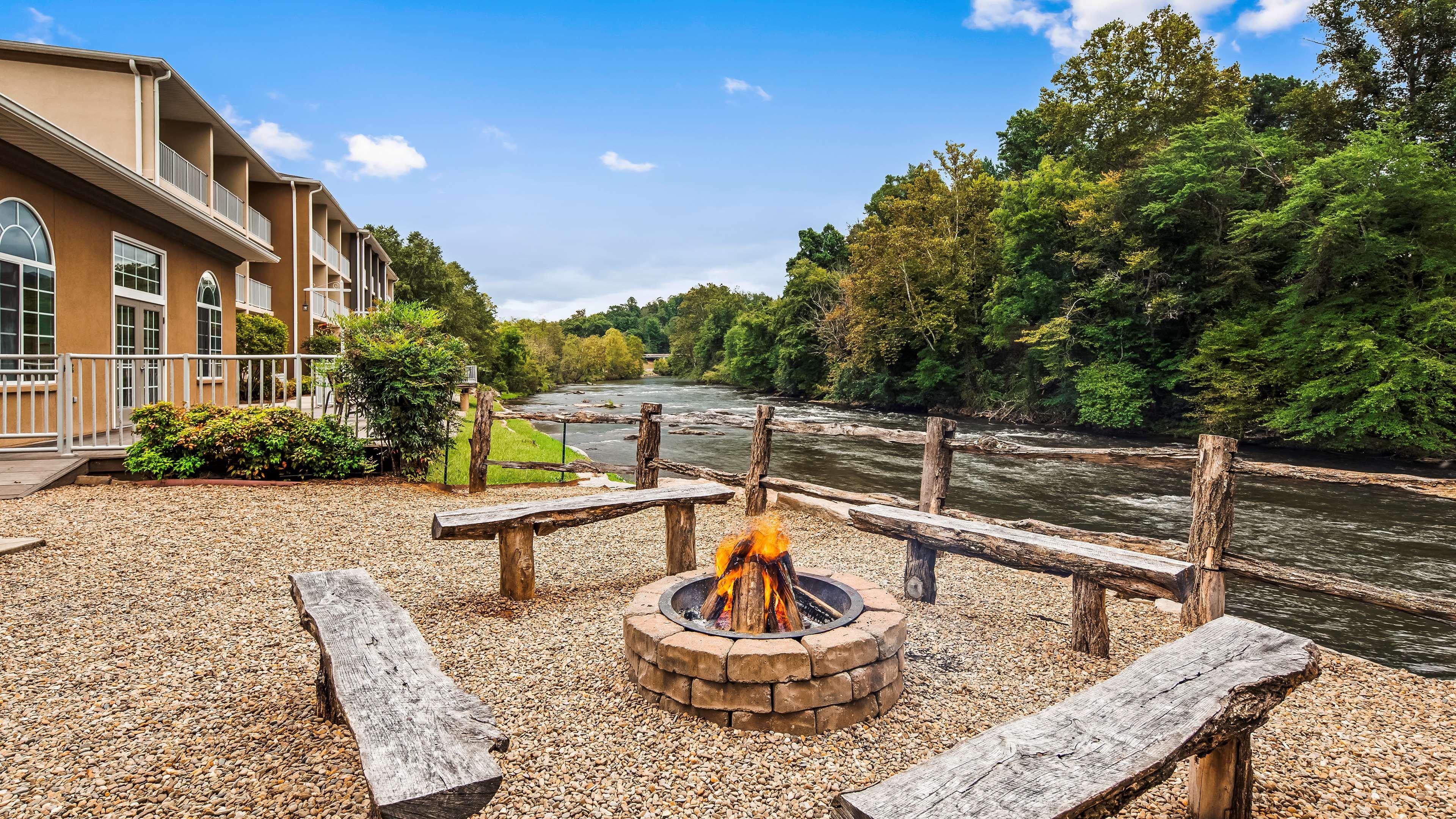 Western River Escape Sylva / Hotel 3*