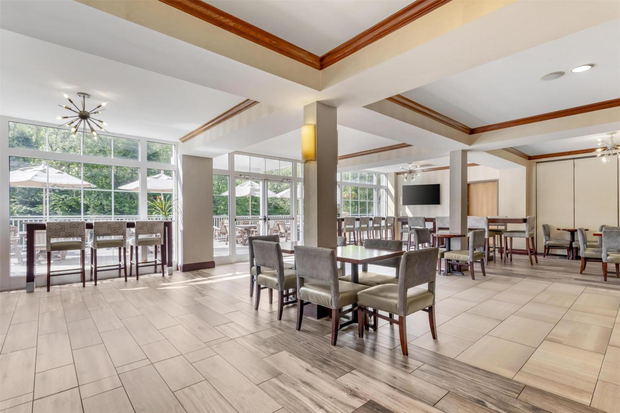 Western River Escape Sylva / Hotel 3*