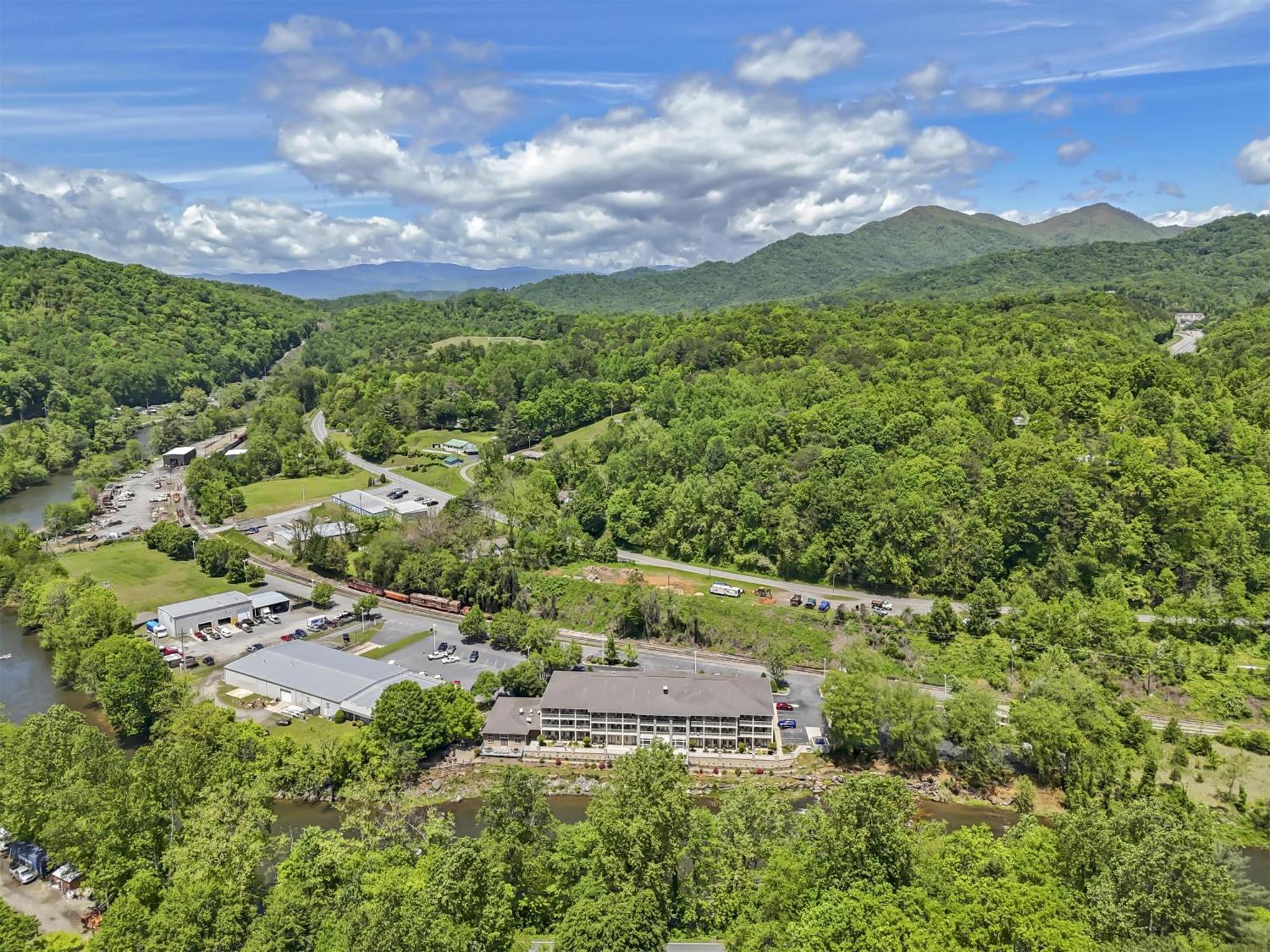Western River Escape Sylva / Dillsboro