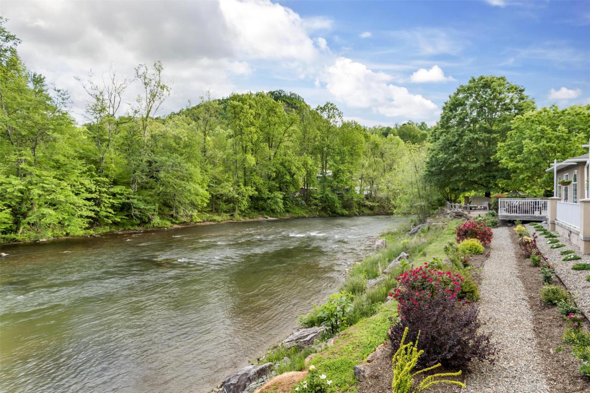 Western River Escape Sylva / Hotel