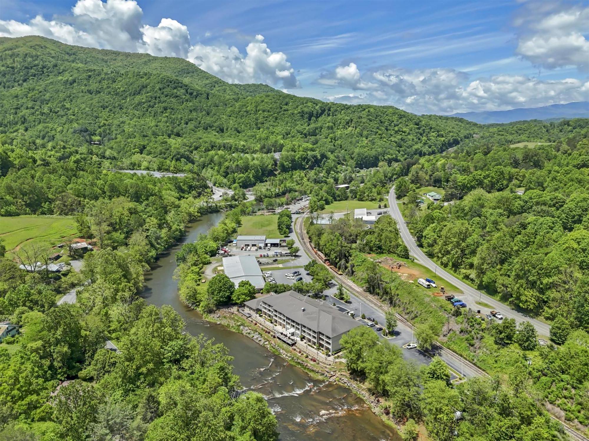 Western River Escape Sylva / Dillsboro
